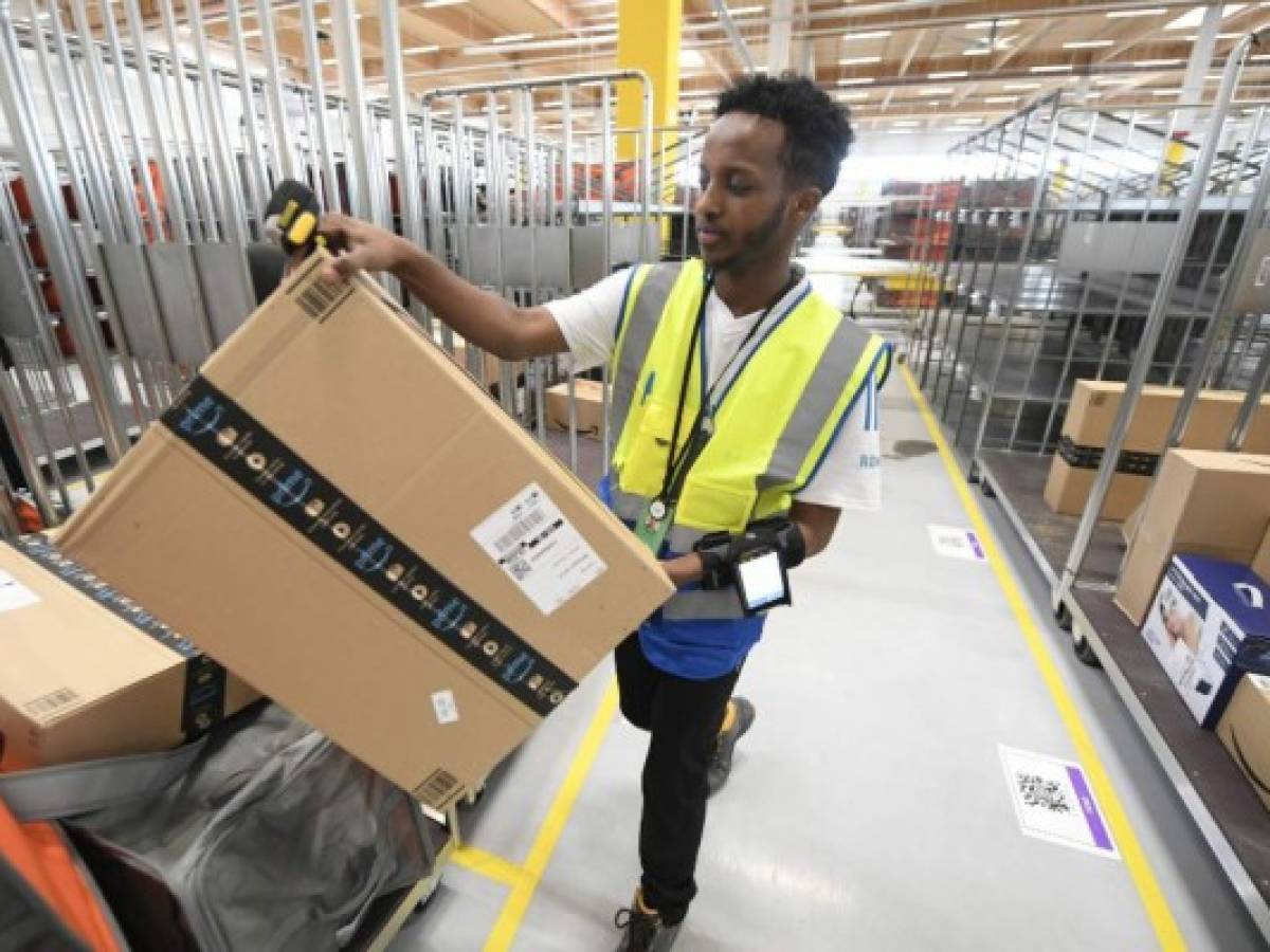 Amazon reemplaza humanos con robots para empacar productos