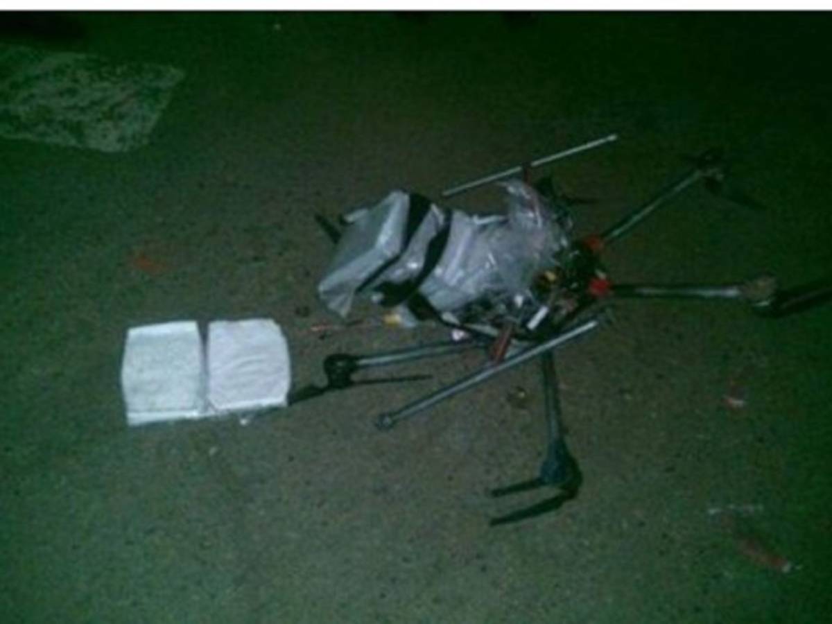 México: cae dron cargado de droga en plaza comercial