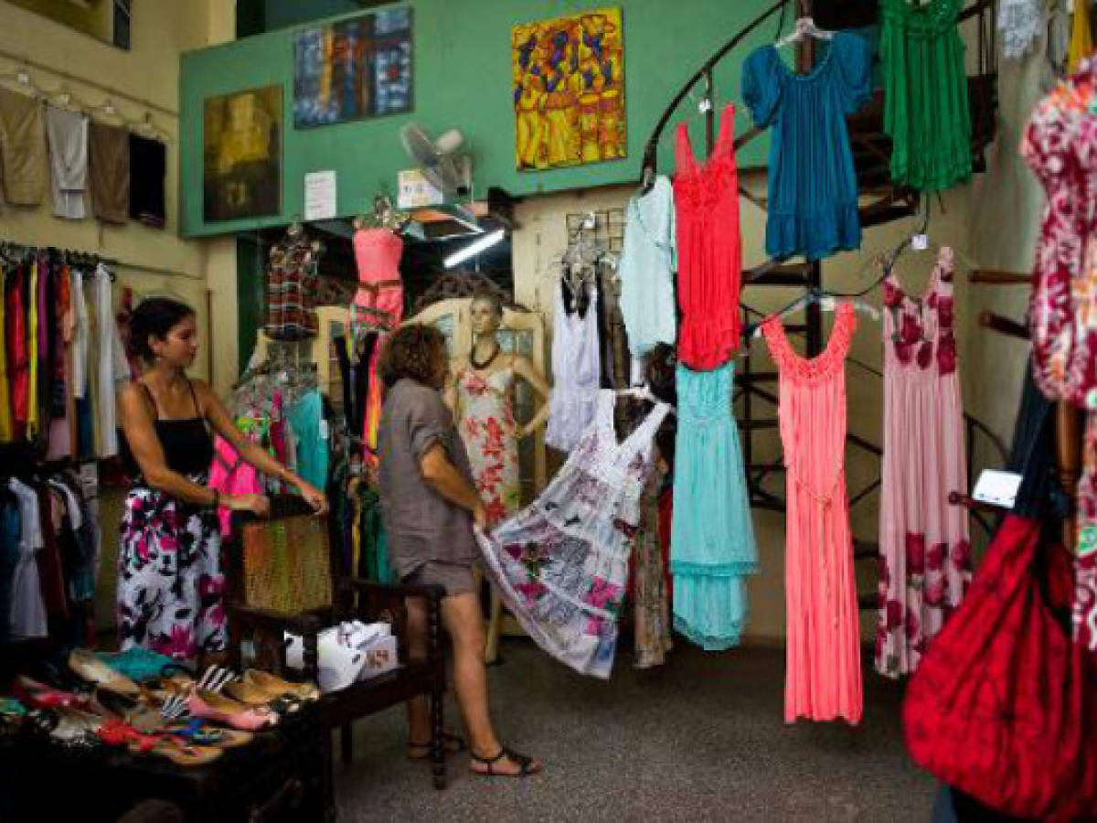 Cuba cierra cines y venta de ropa de privados: ¿y las reformas?