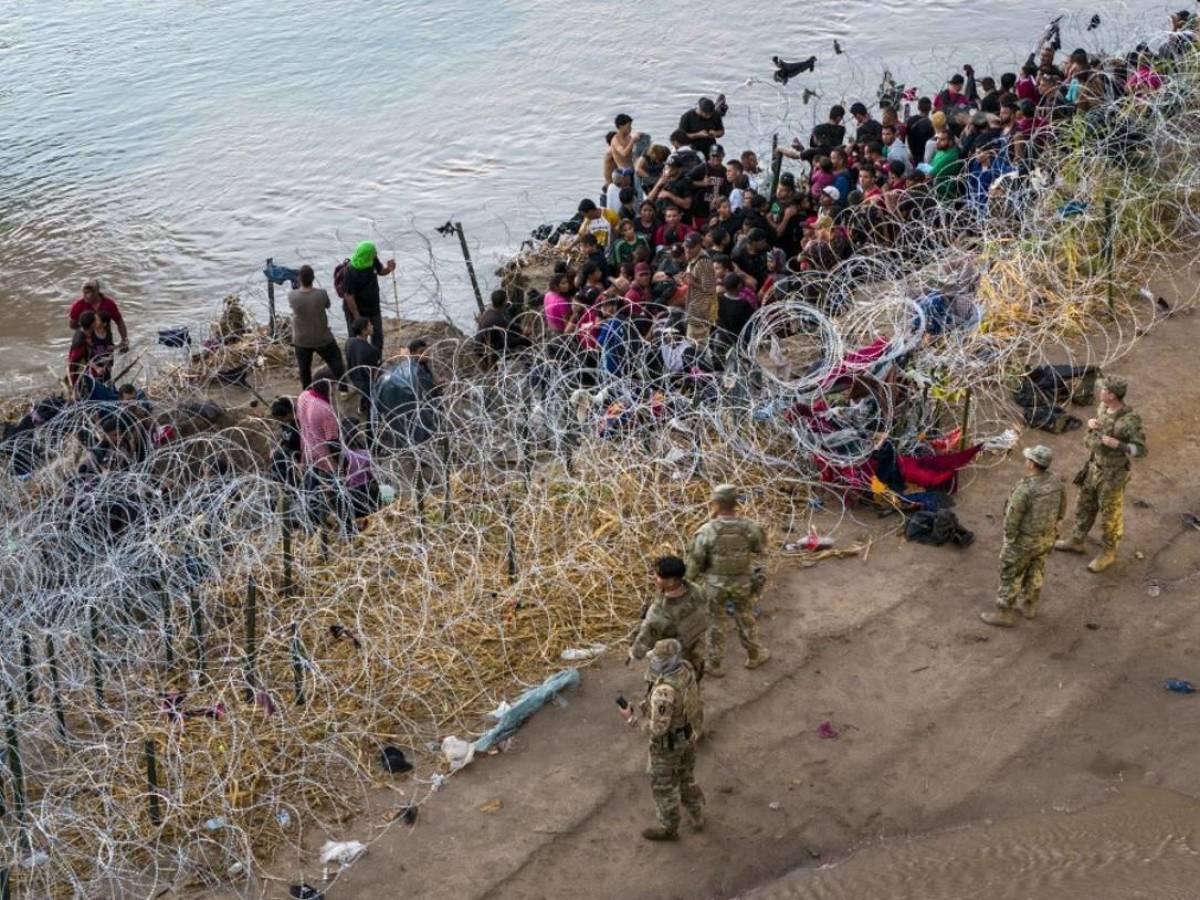 Migrantes cruzan hacia EEUU desde México aprovechando obras en el muro fronterizo