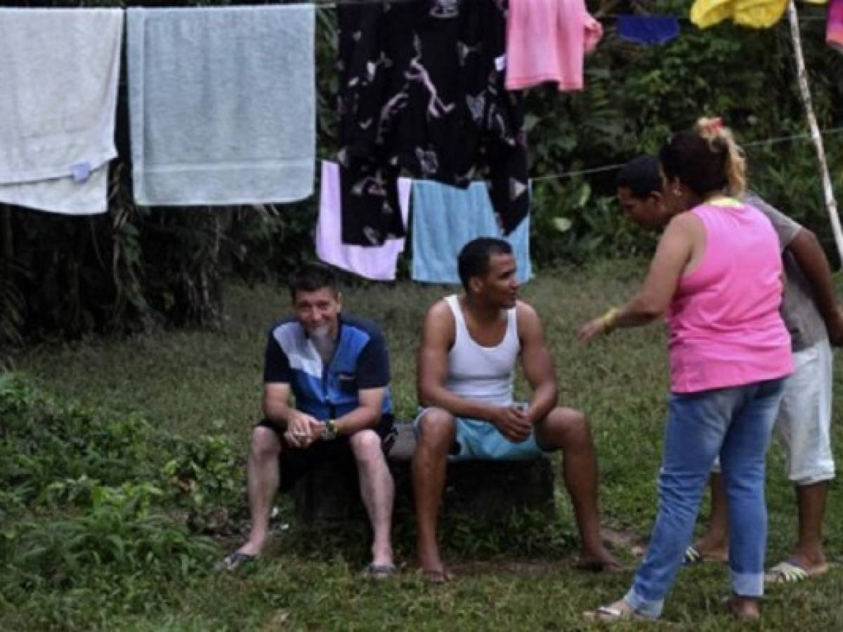 Obama 'nos jodió', se indignan cubanos varados en Panamá