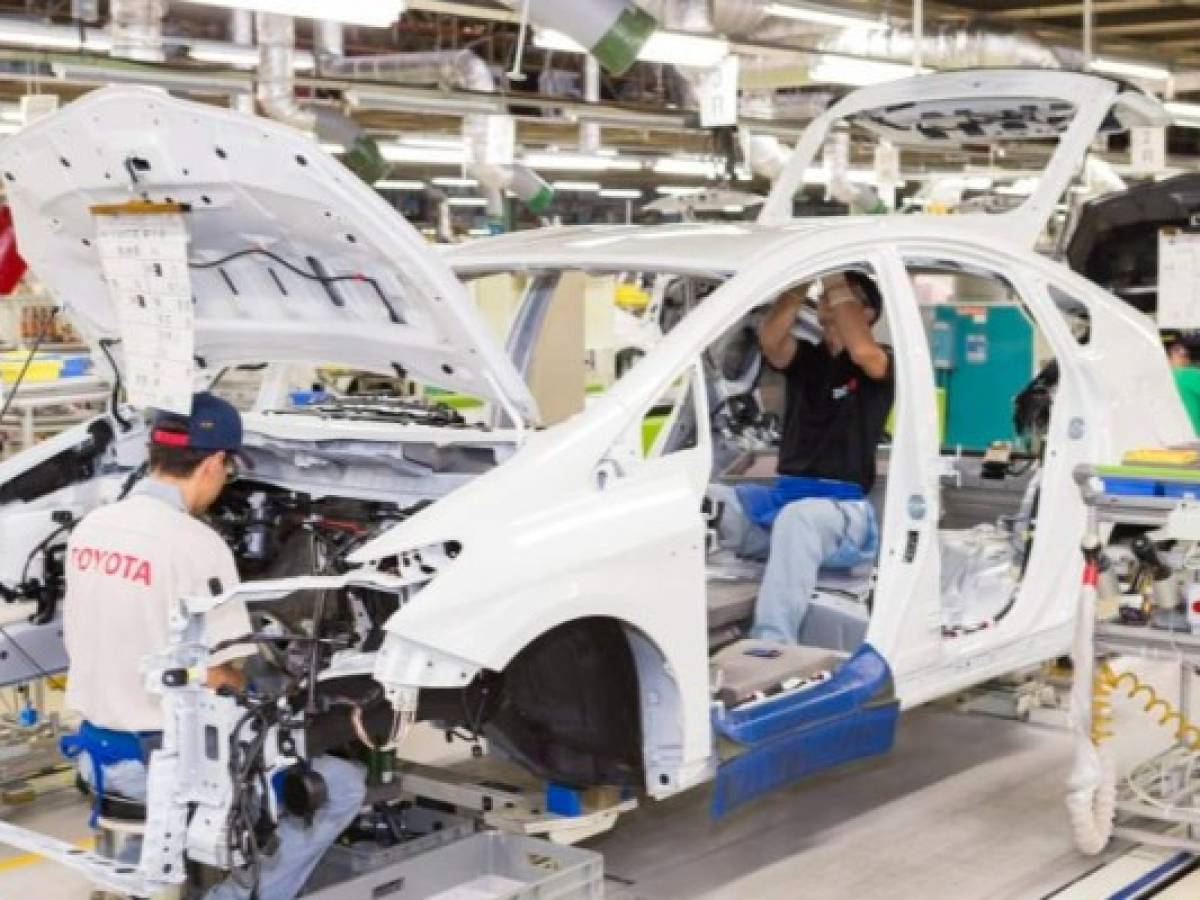 Toyota se suma a automotrices afectadas por aranceles de Trump