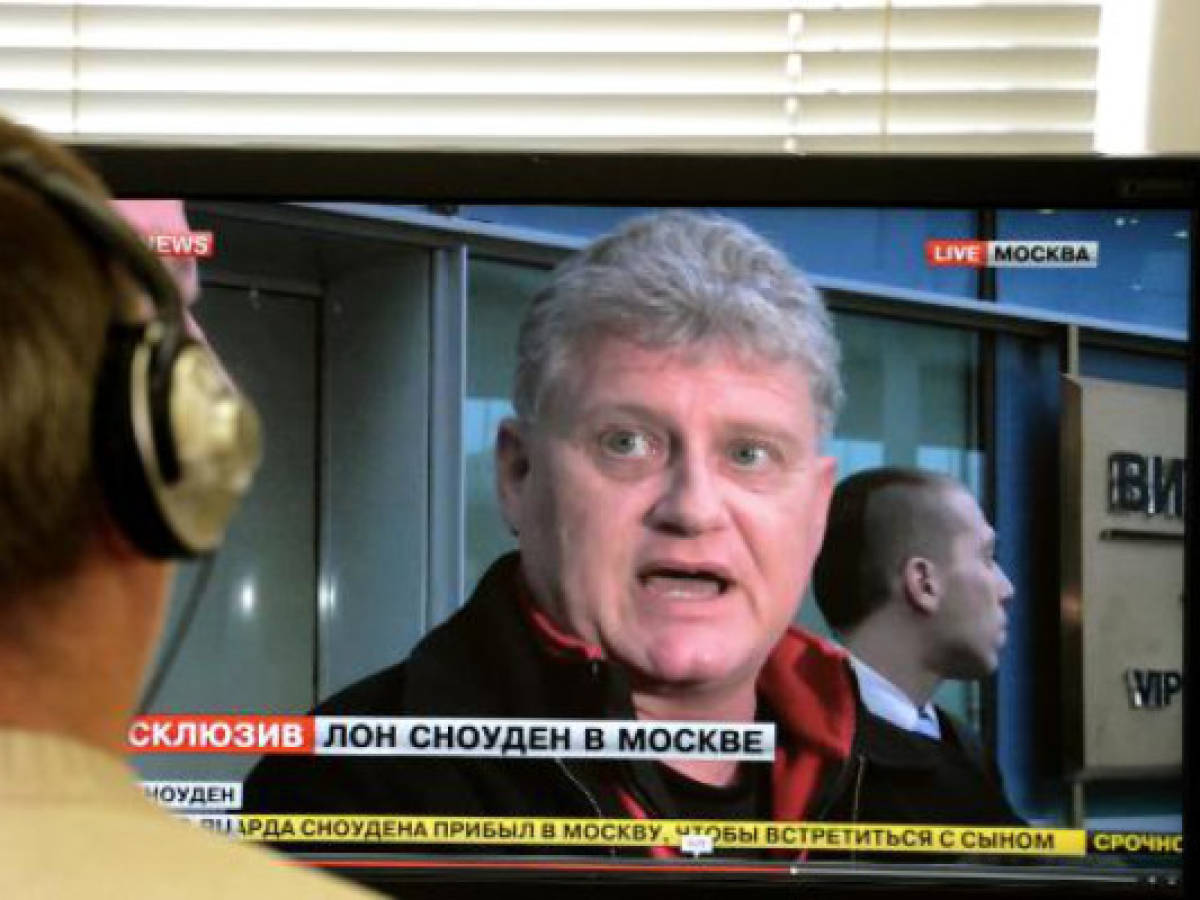 El padre de Edward Snowden llega a Rusia para ver a su hijo
