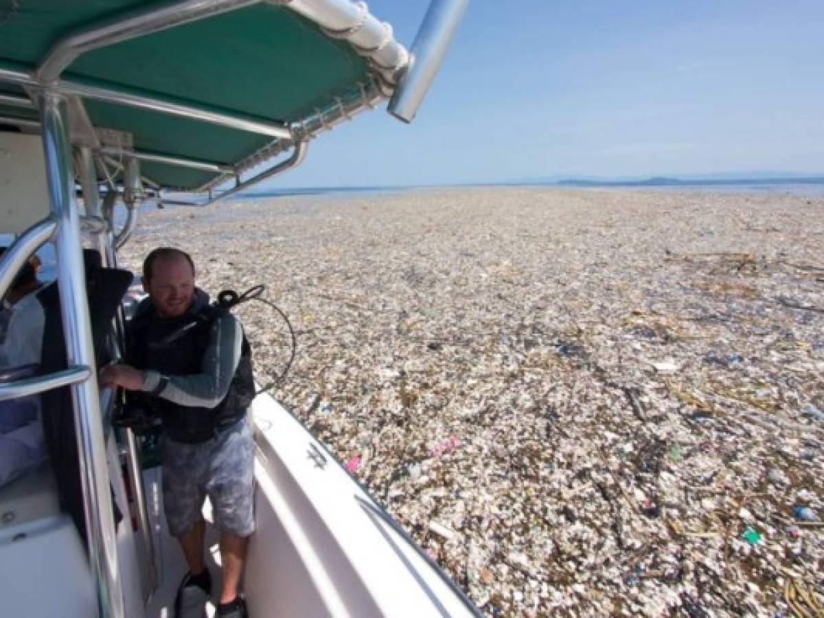 Isla de basura acecha a Roatán