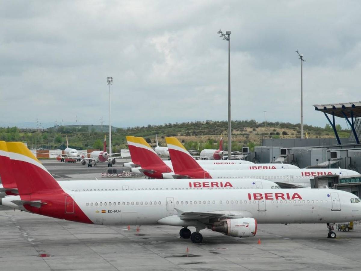 Huelga en Iberia lleva a cancelar cientos de vuelos en España
