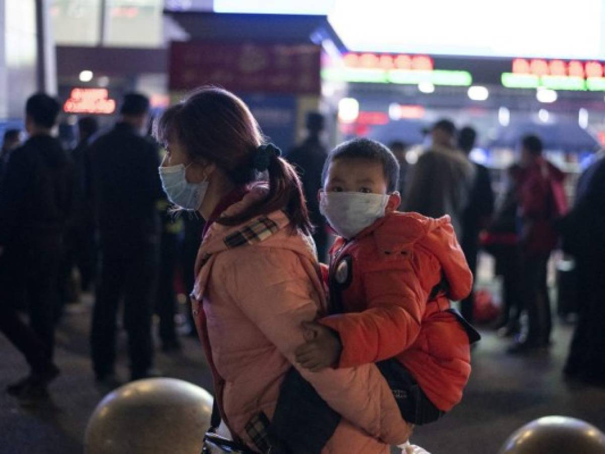 ﻿Miles de pasajeros abandonan Wuhan tras el fin del confinamiento
