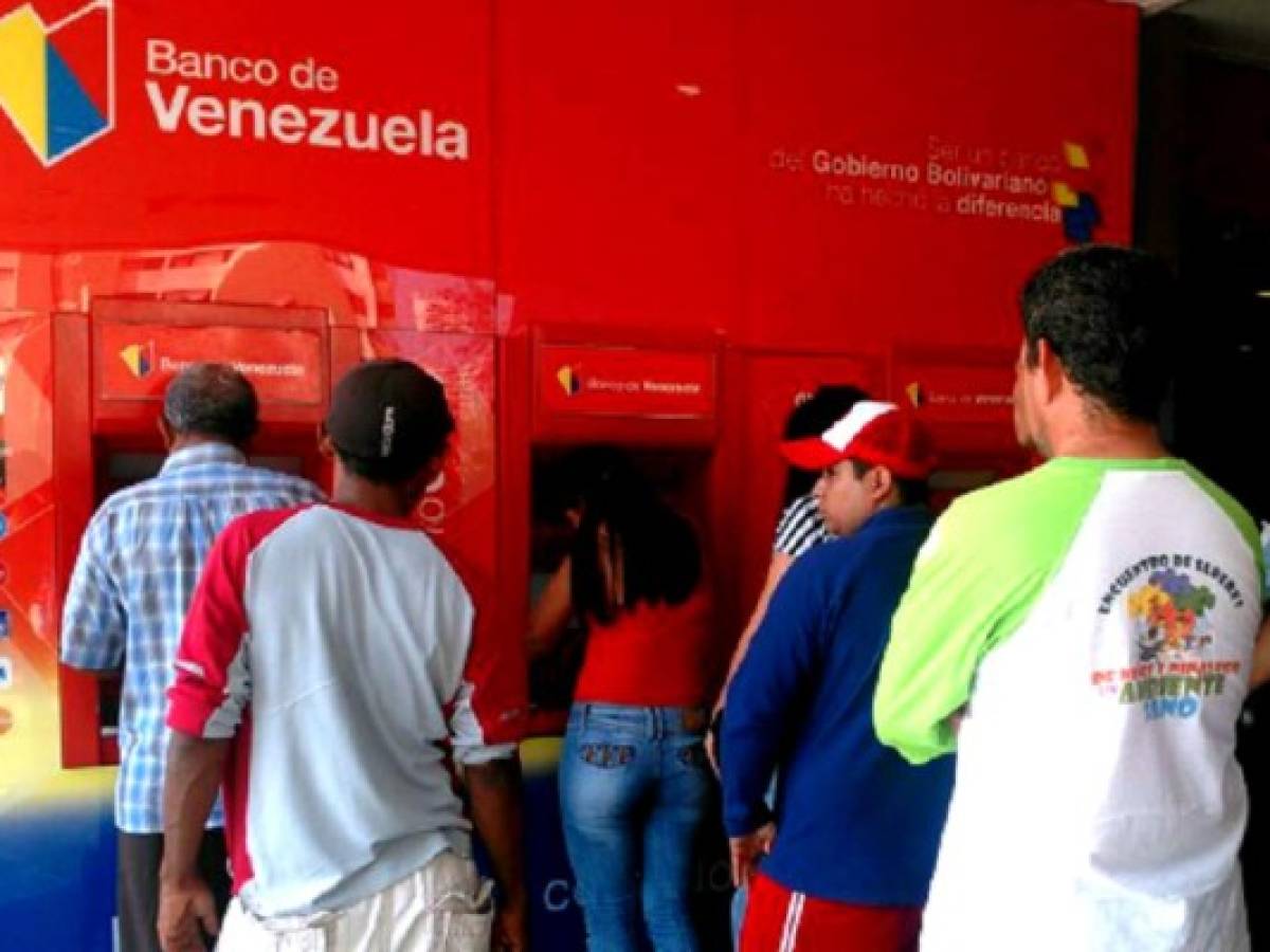 Escasez de billetes pone a Venezuela al borde de un corralito financiero