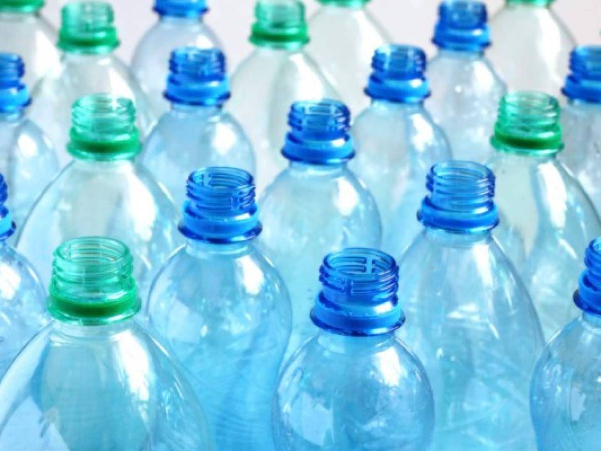 Honduras: Roatán prohíbe venta de bebidas en botellas de plástico