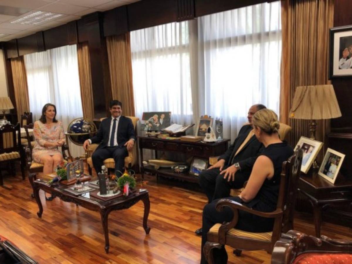 Costa Rica: Presidente electo se reúne Solís para planear la transición