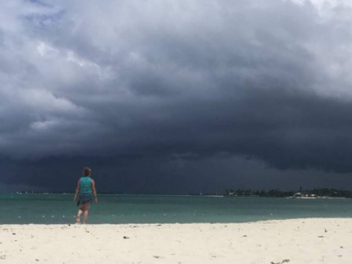 Tormenta Humberto roza Bahamas después de la devastación del huracán Dorian