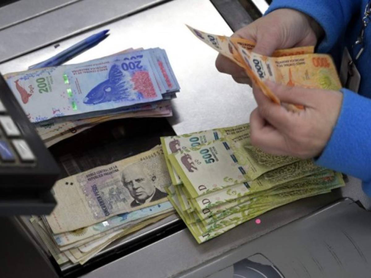 Fitch degrada nota de deuda de Argentina y advierte riesgo de default
