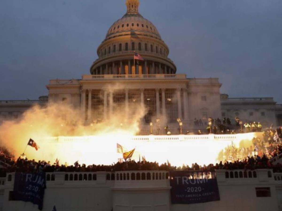 Armas, gritos y gas lacrimógeno en el Capitolio de EE.UU.