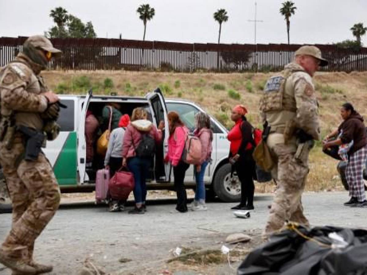 EEUU dice que ingresos de migrantes desde México caen a la mitad