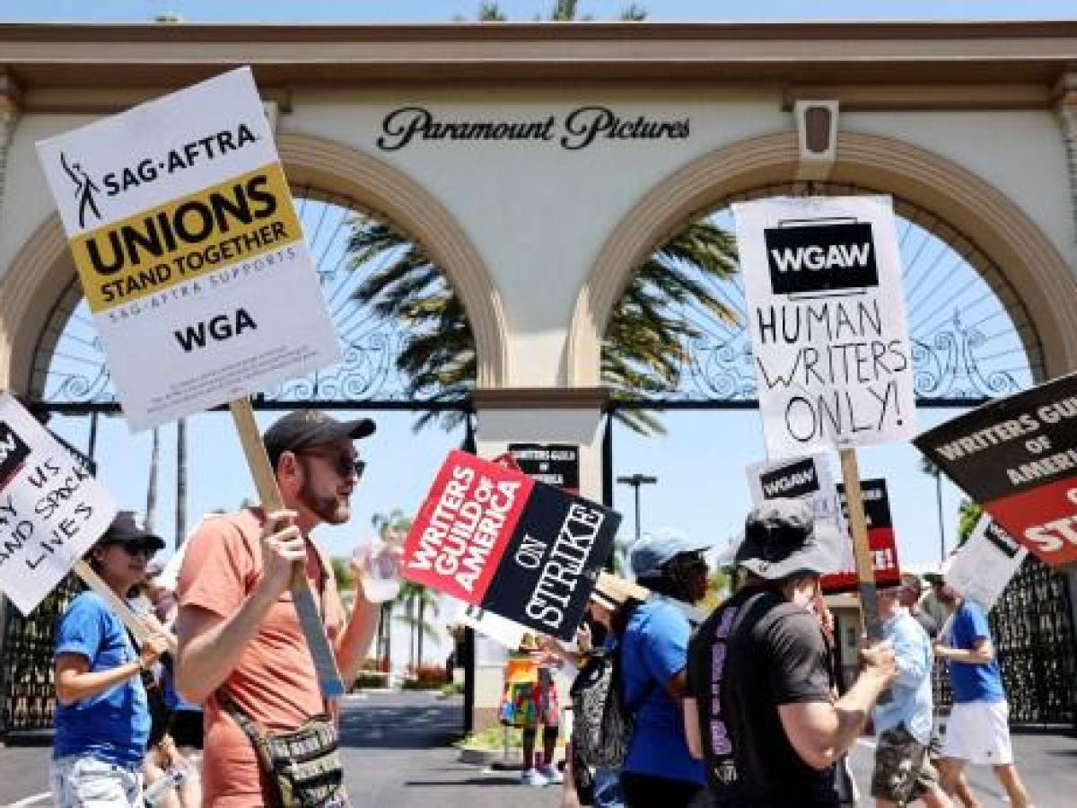 Actores de Hollywood van a una huelga que puede paralizar el cine y la TV de EEUU