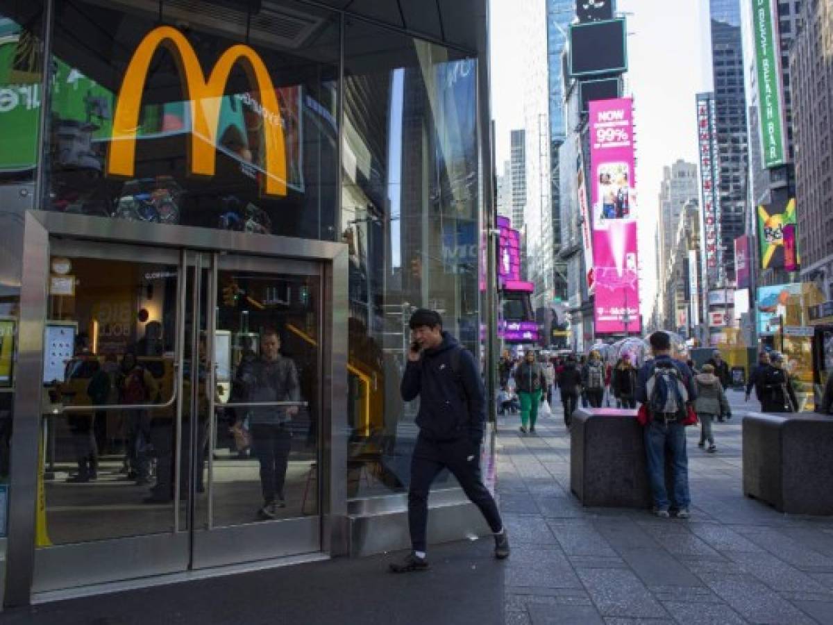 McDonald's demanda a expresidente por mentir sobre su 'conducta inapropiada' con empleadas