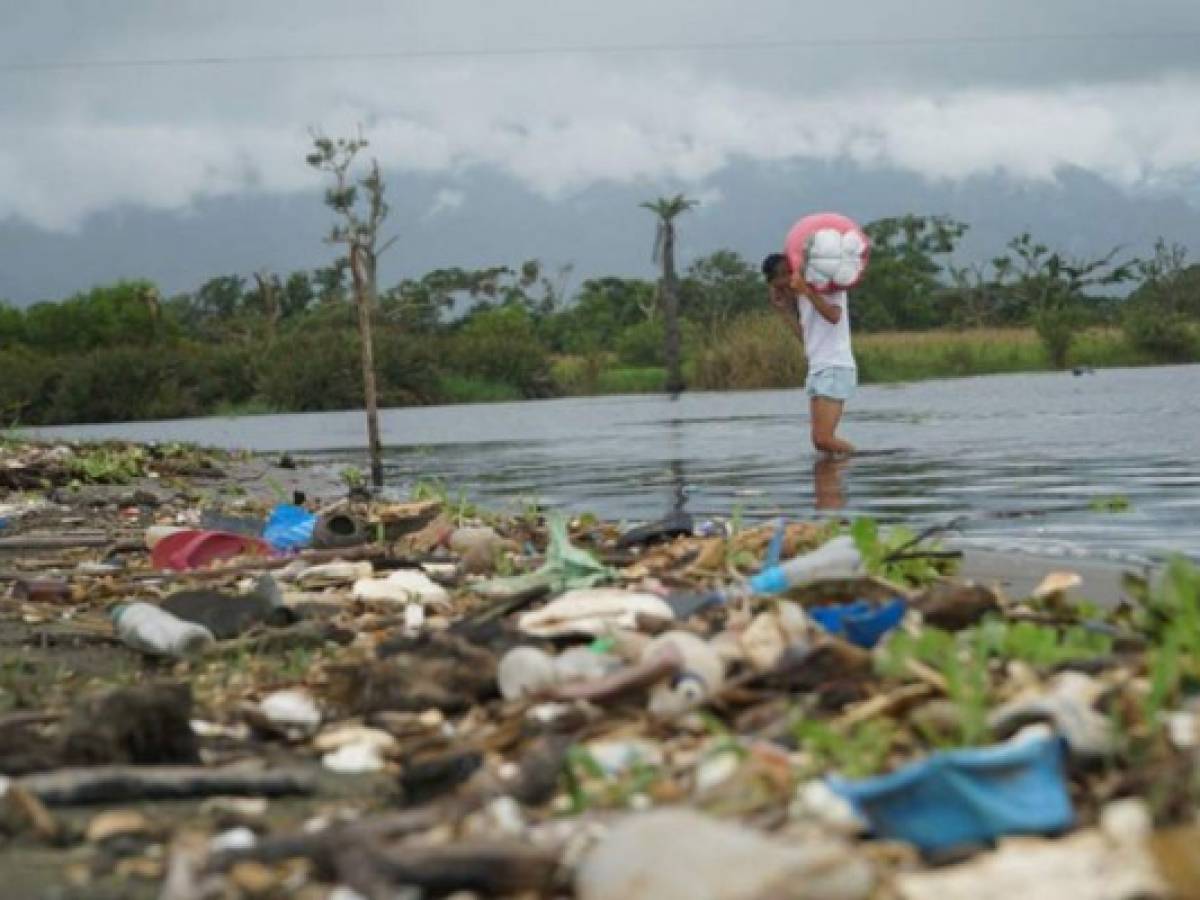 Guatemala busca frenar 'isla de basura' en el Caribe