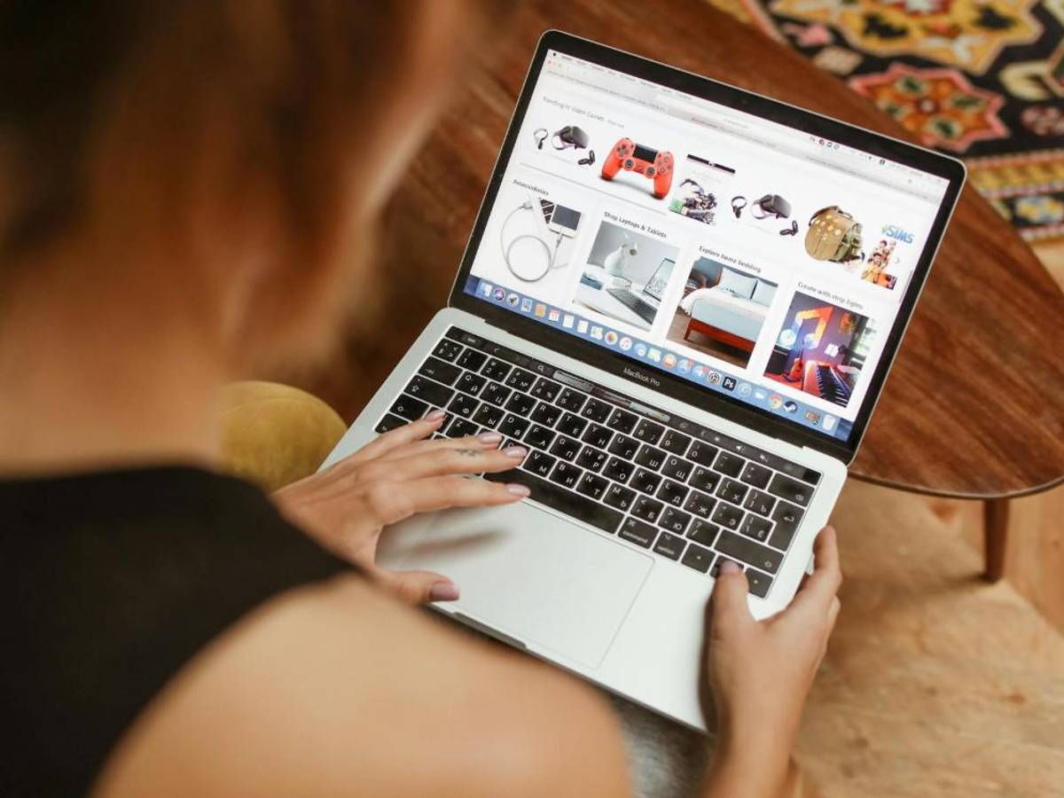 Gen Z y Millennials redefinen cómo compran y marcas deben seguirles el pulso