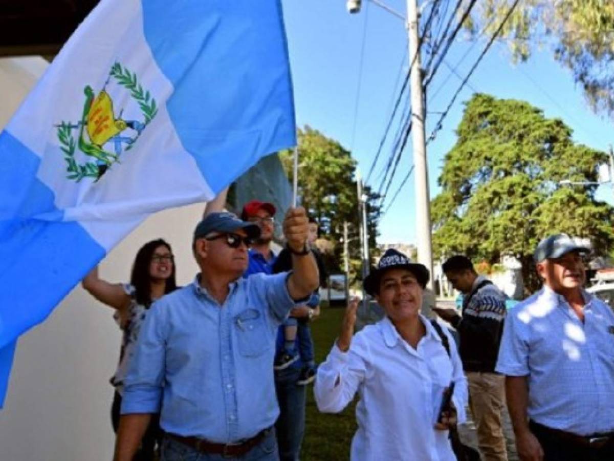Velásquez recibe el apoyo de la calle; y Morales, la condena popular
