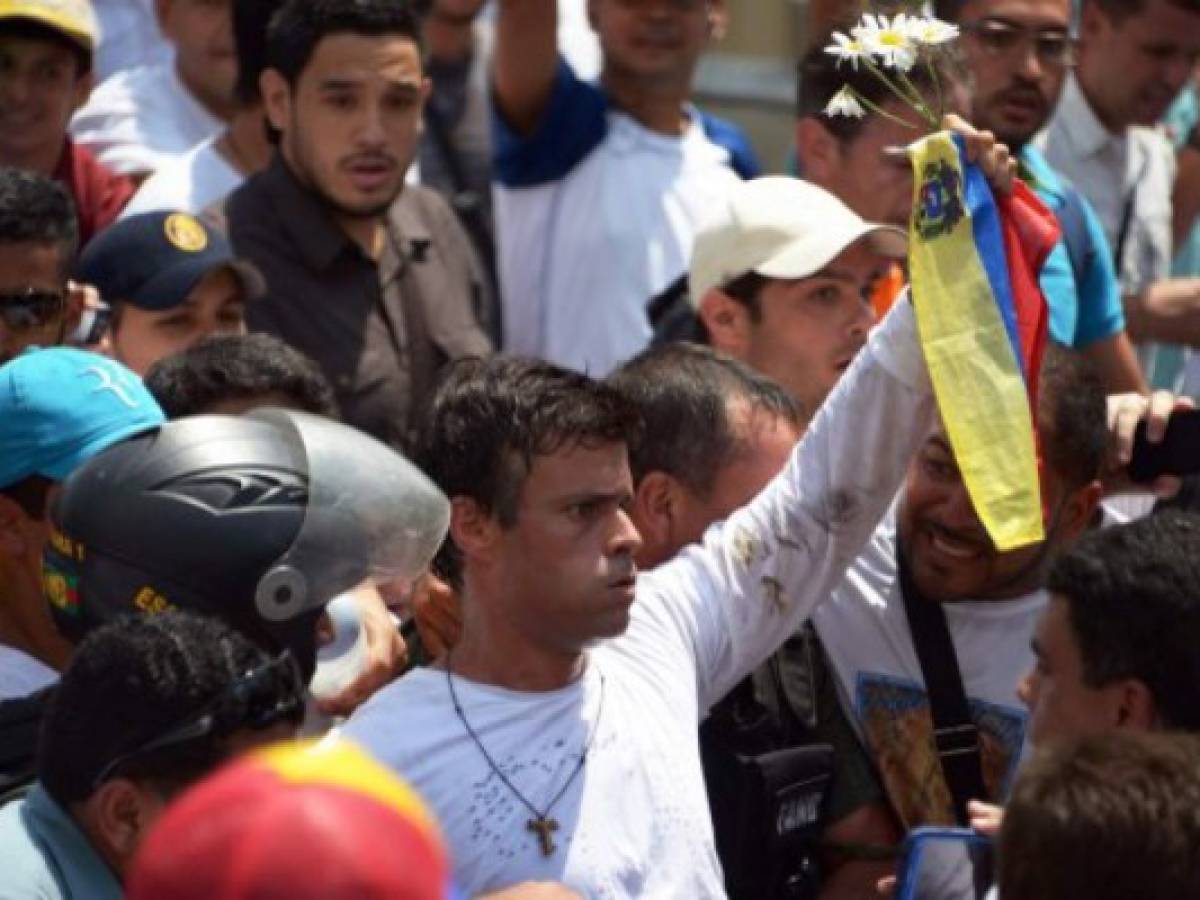 Venezuela: Liberan al dirigente opositor Leopoldo López