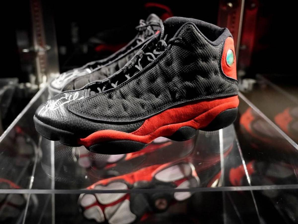 Subastan en US$2,2 millones un par de zapatillas de Michael Jordan, un récord