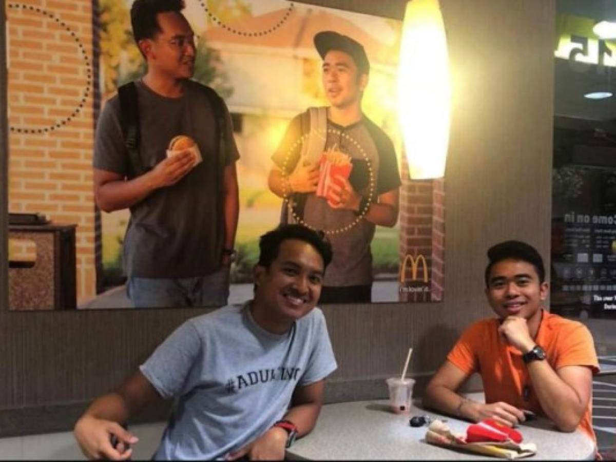 McDonald's da US$50.000 a universitarios que colgaron publicidad falsa en uno de sus locales
