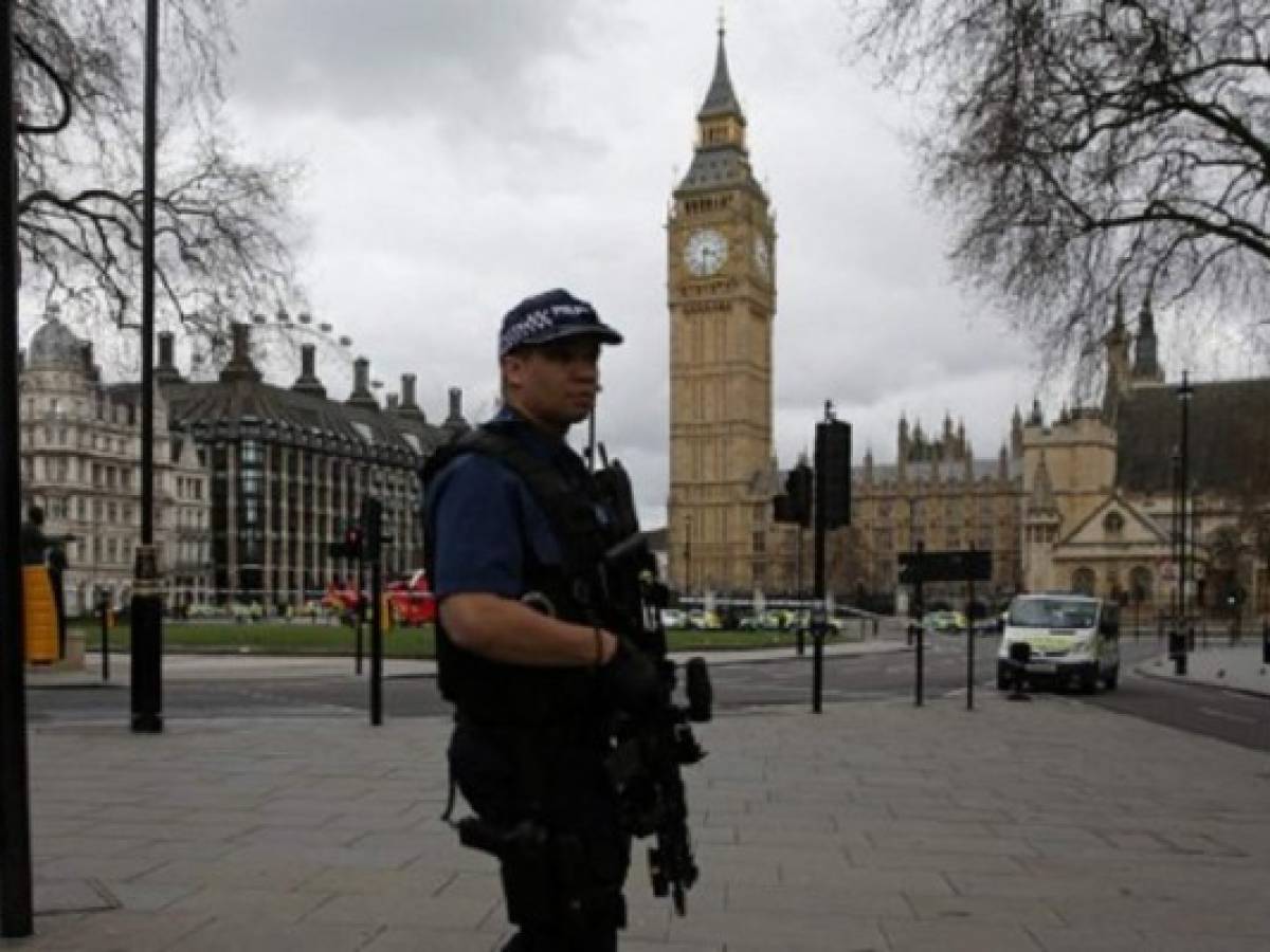Policía tilda de 'terrorista” ataque ante Parlamento británico