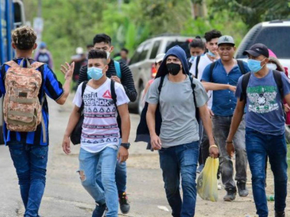 Pequeña caravana de unos 300 hondureños rumbo a EEUU se diluye en Guatemala
