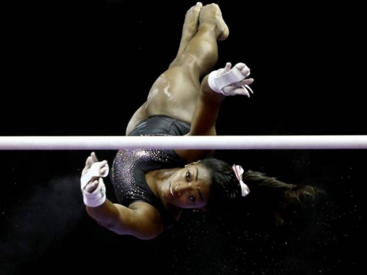 La gimnasta Simone Biles desafía a la gravedad y se vuelve tendencia