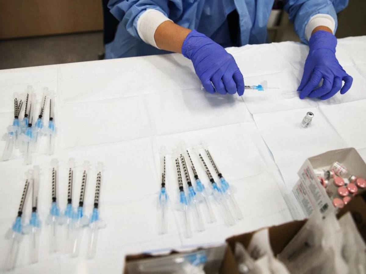 ¿Cuántos centroamericanos completaron su esquema de vacunación contra COVID-19?
