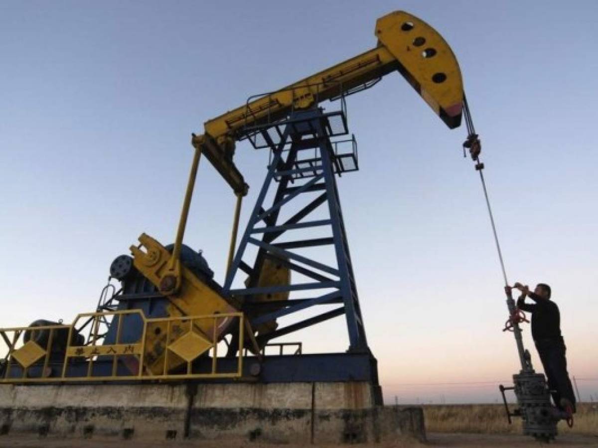 Petróleo cae por debajo de US$45 el barril