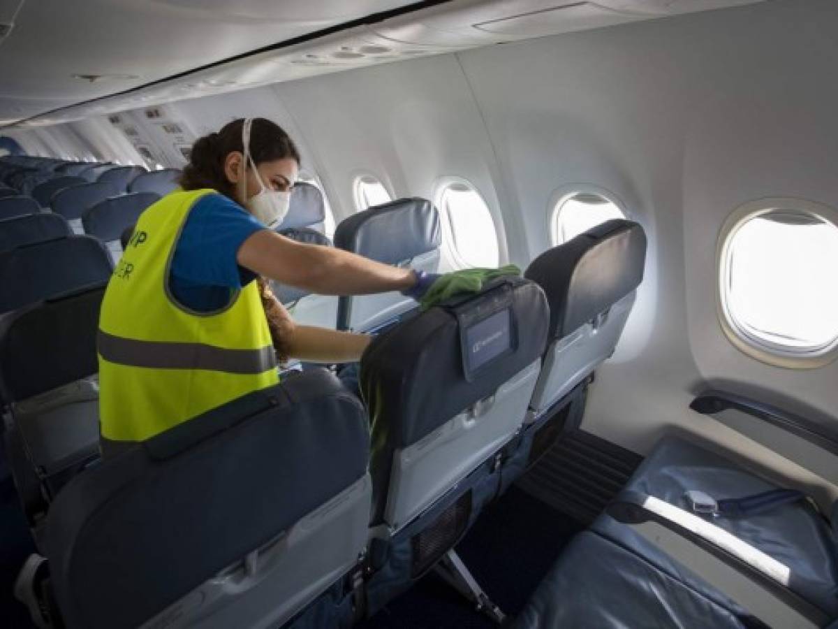 IATA se opone a dejar asientos libres en aviones por covid-19