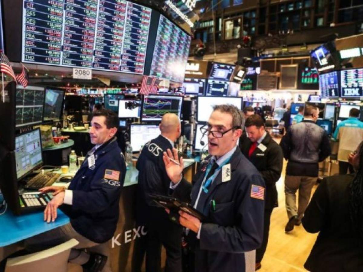 Wall Street cae por el comercio y posible juicio Trump