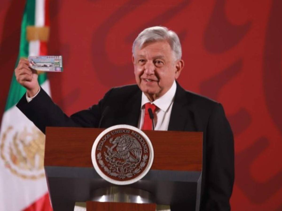 México: López Obrador compra el primer boleto de la rifa del avión presidencial