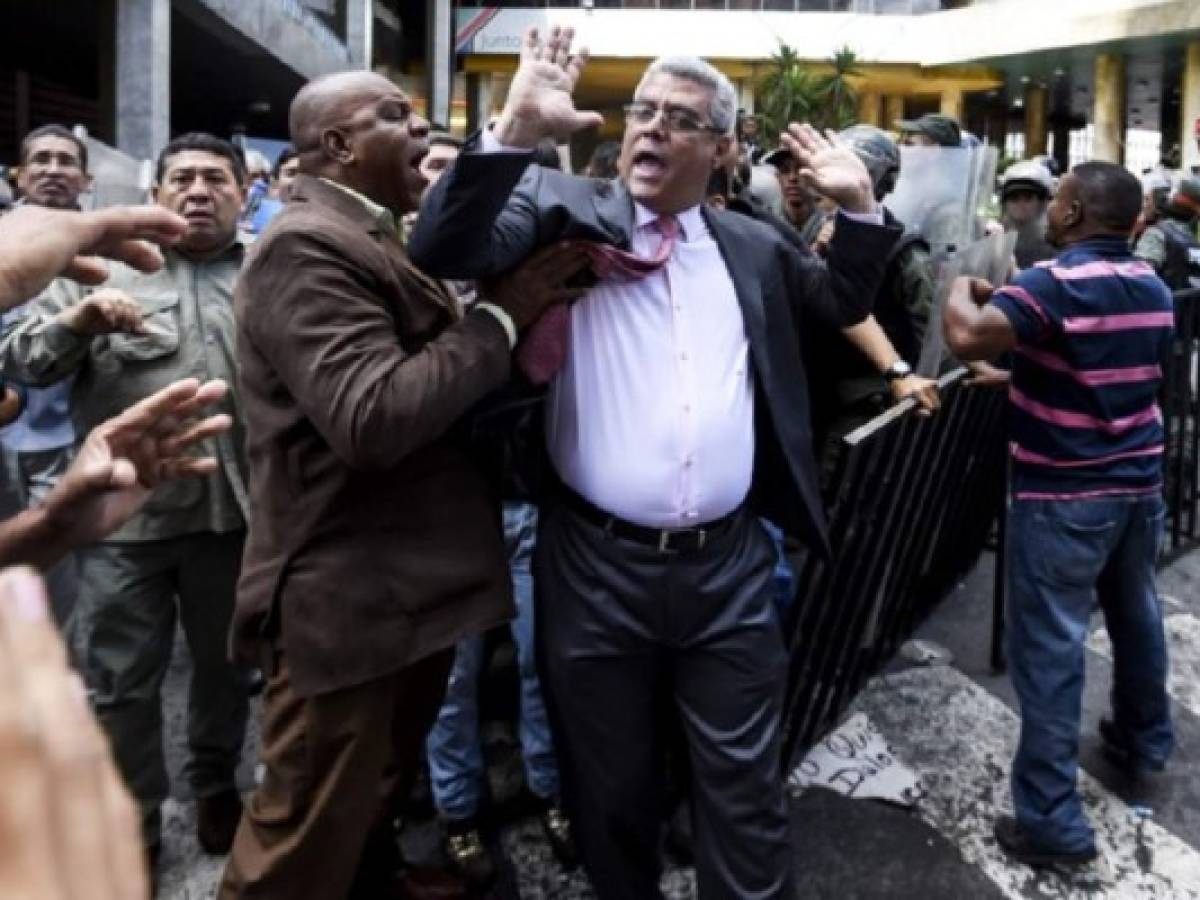 Silencio de consejo electoral hace crecer tensión en Venezuela