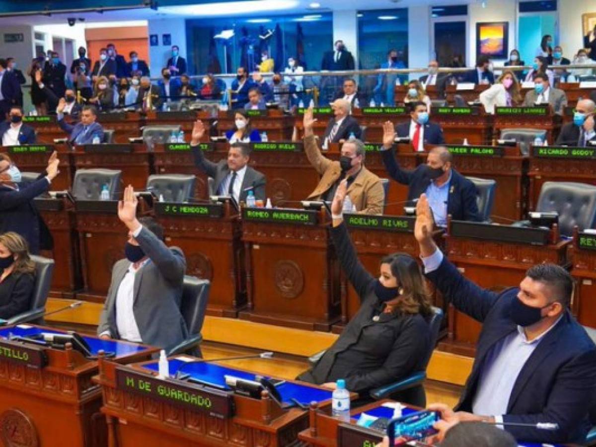 El Salvador: Congreso afín a Bukele destituye al fiscal general y a jueces del Constitucional
