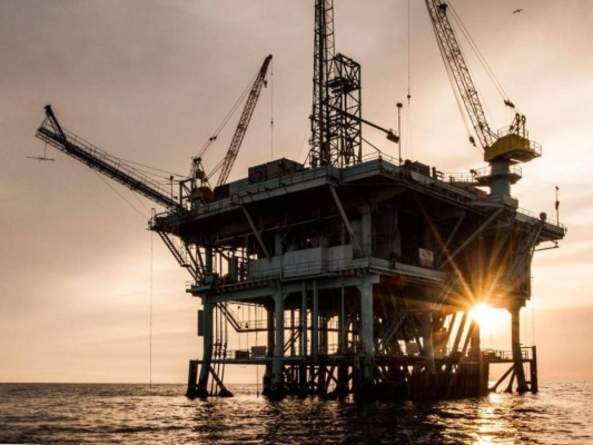 Opep y aliados podrían aumentar recortes de petróleo a 1,6 millones de barriles diarios