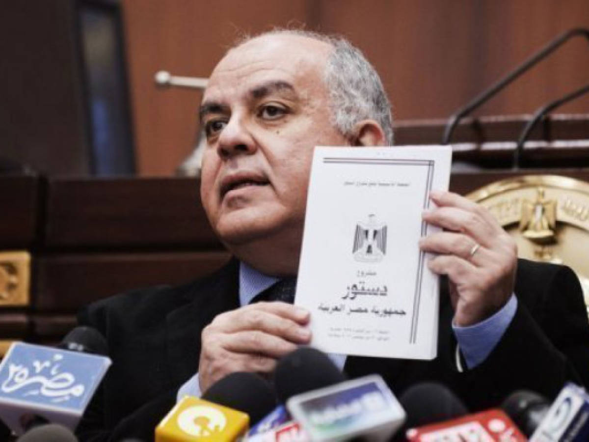 Egipto logra nueva Constitución, en medio de tensión política