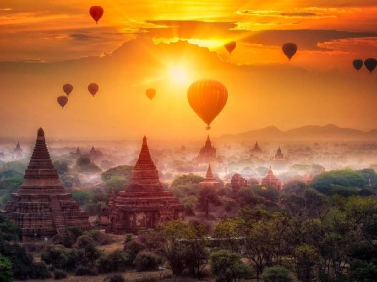 Globo aerostático sobre la llanura de Bagan en una brumosa mañana, Mandalay Myanmar.