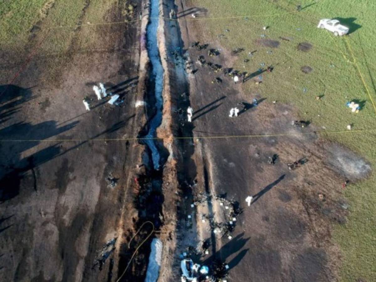 Van 66 muertos por explosión de ducto de Pemex en México