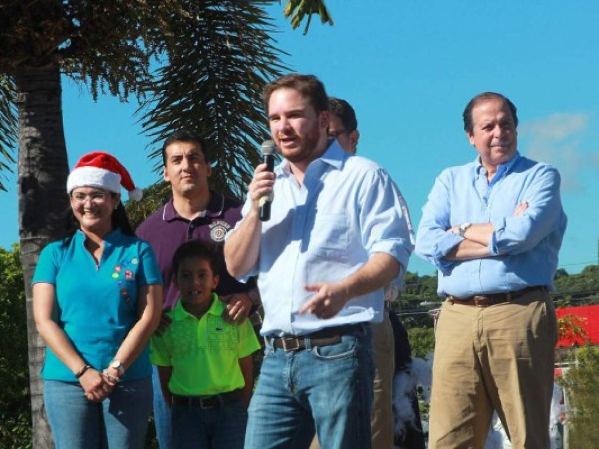 Excel Automotriz pintó la navidad en familia