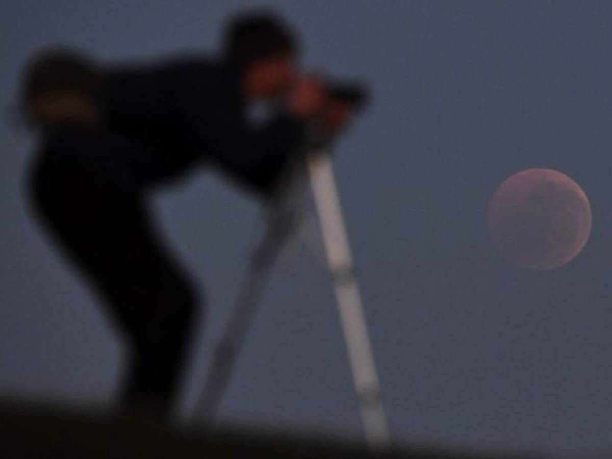 Así fue el eclipse lunar más largo del siglo XXI