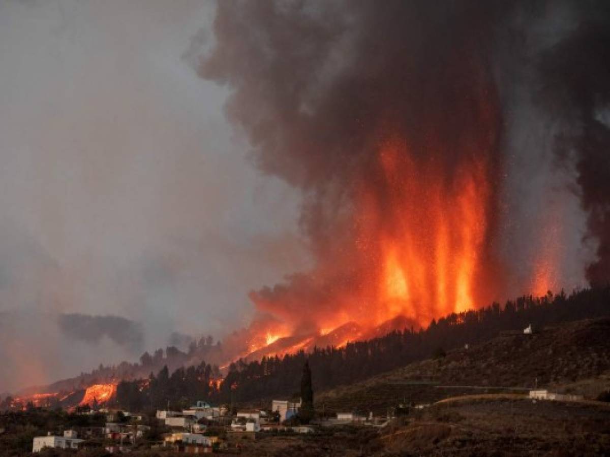 España: Lava del volcán en Canarias despierta temor a gases tóxicos