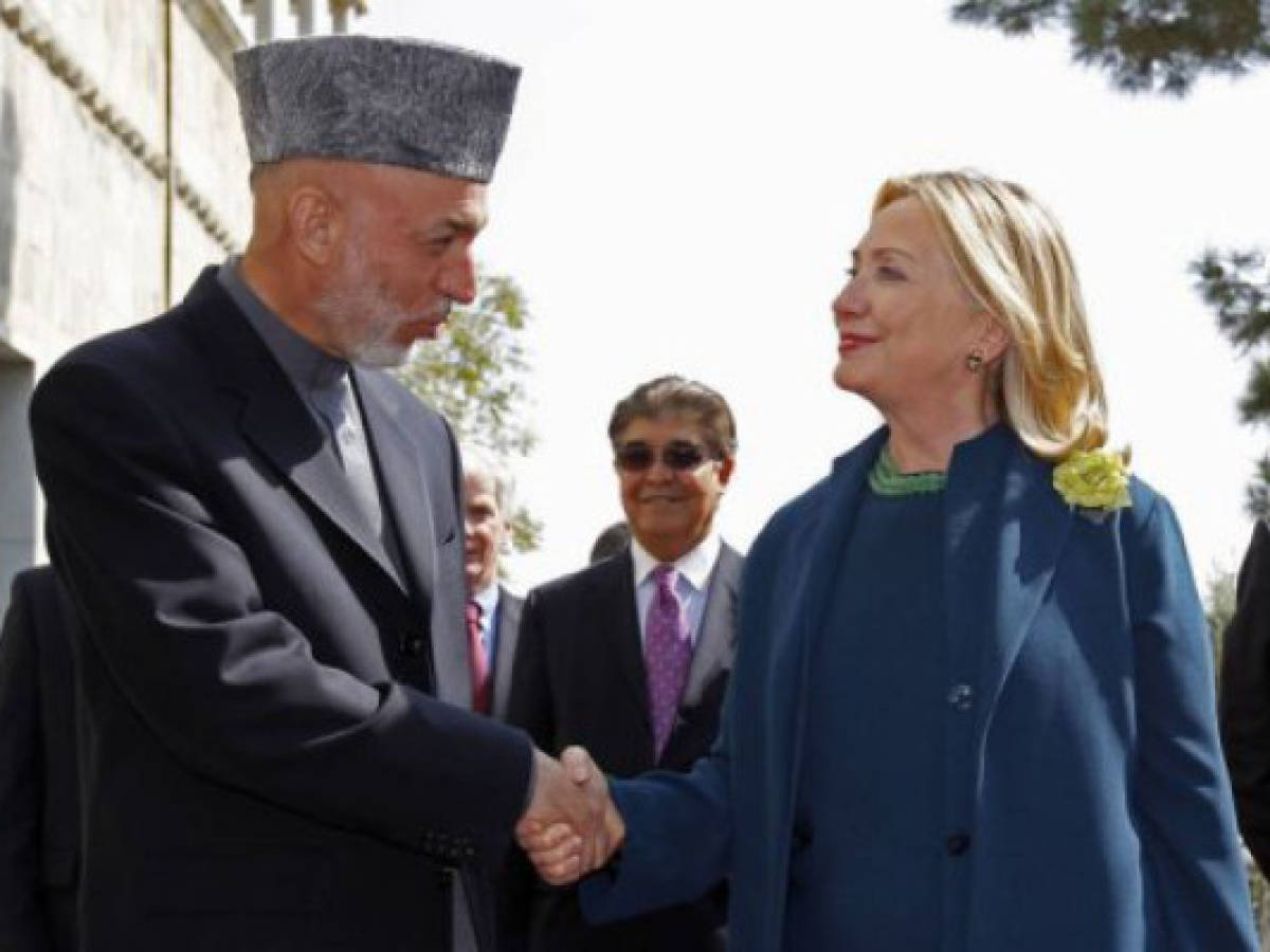 Hillary Clinton llama a talibanes a participar en futuro de Afganistán