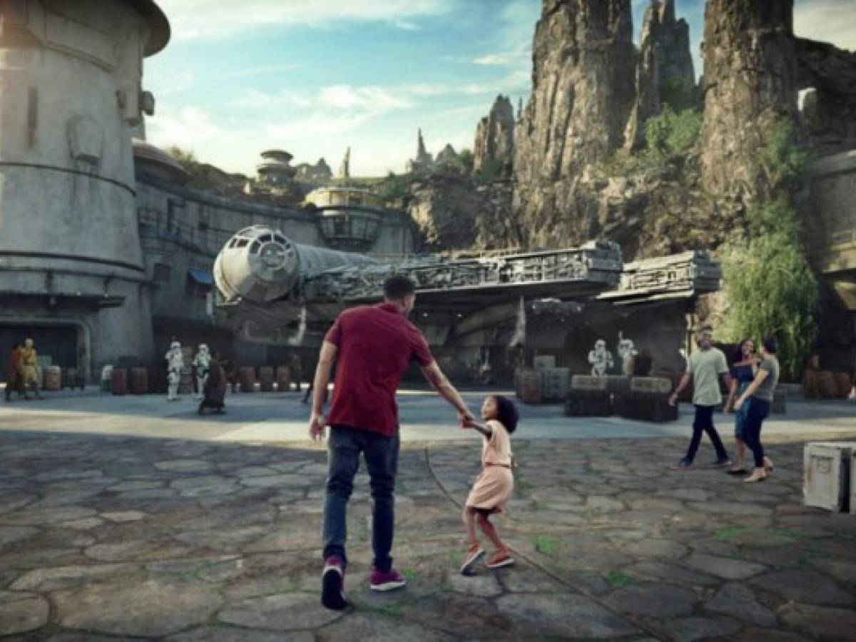 Los fans de Star Wars podrán tomar leche azul y viajar en el Halcón Milenario
