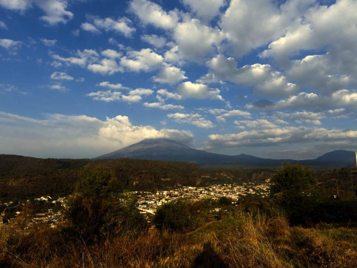 Reducen alerta por actividad de volcán Popocatépetl en México