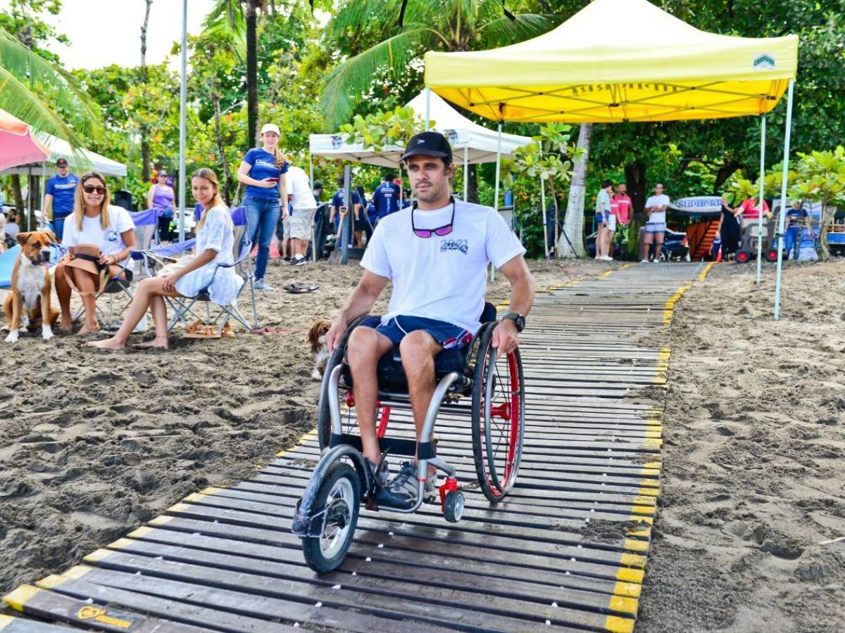 Herradura se convierte en la treceava playa accesible en Costa Rica para personas con discapacidad