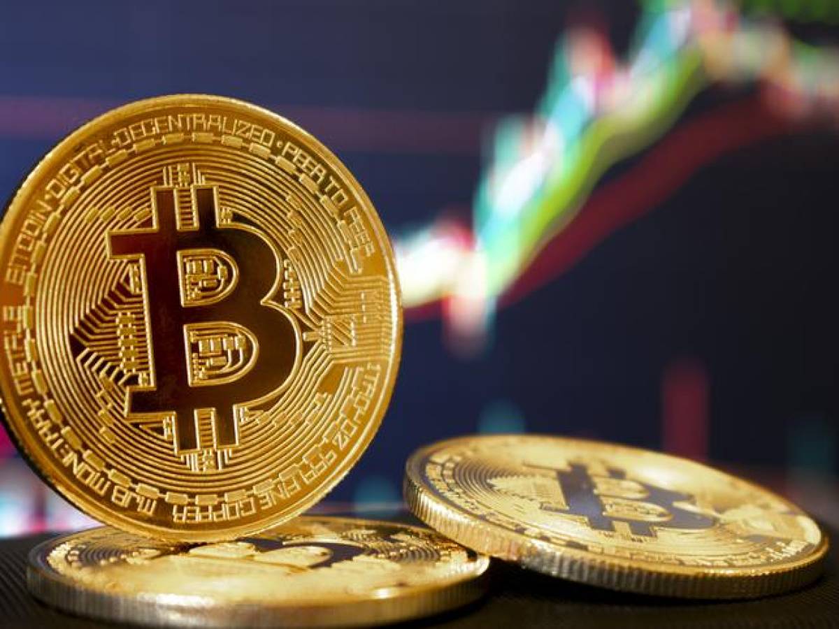 Bitcoin avanza contracorriente y aumenta su valor un 18 %