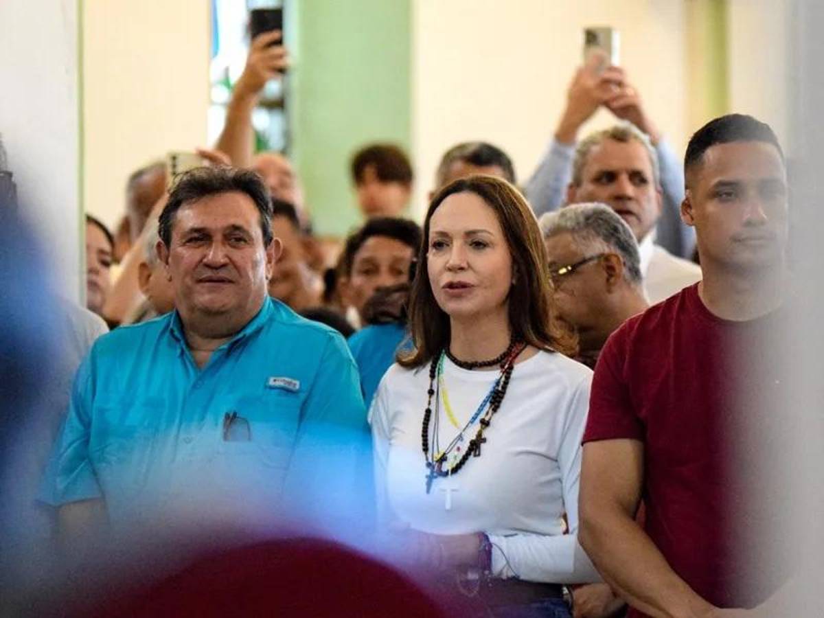 <i>La líder opositora y premio nobel de la paz 2025, María Corina Machado (c), participa en una ceremonia, en el Santuario Divina Pastora en Barquisimeto (Venezuela). EFE/ José Miguel Alarcón</i>