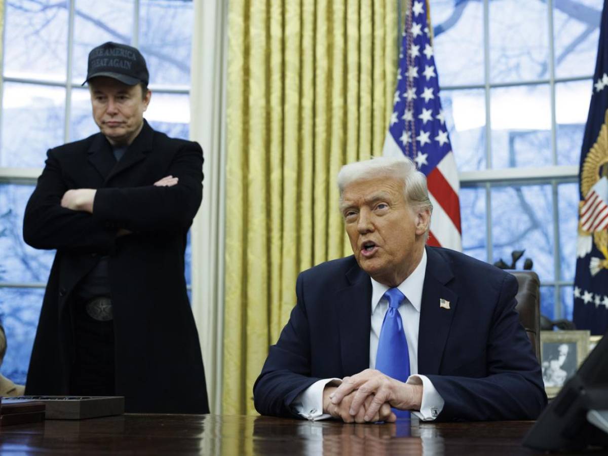 Donald Trump firma decreto para reducir tamaño de la Administración y dar más poder a Musk