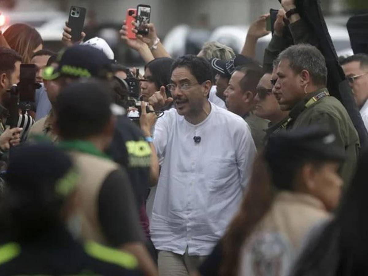 Iván Cepeda llega al cierre de su campaña en Soledad (Colombia). EFE/ Ricardo Maldonado Rozo